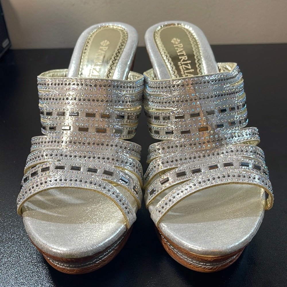 NIB $49R Patrizia Beaming Silver Wedge. Size 41 - Picture 3 of 9